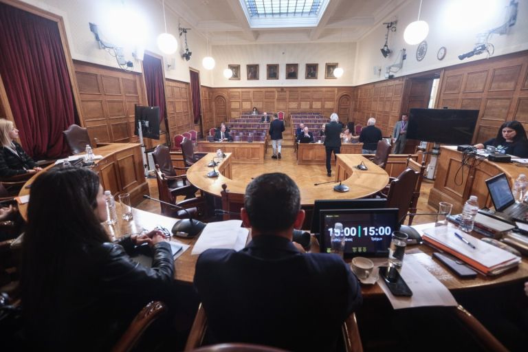«Φραπέ, φουρτούνα και… κουμπαριές: Η Εξεταστική για τον ΟΠΕΚΕΠΕ στις πιο καυτές της μέρες»
