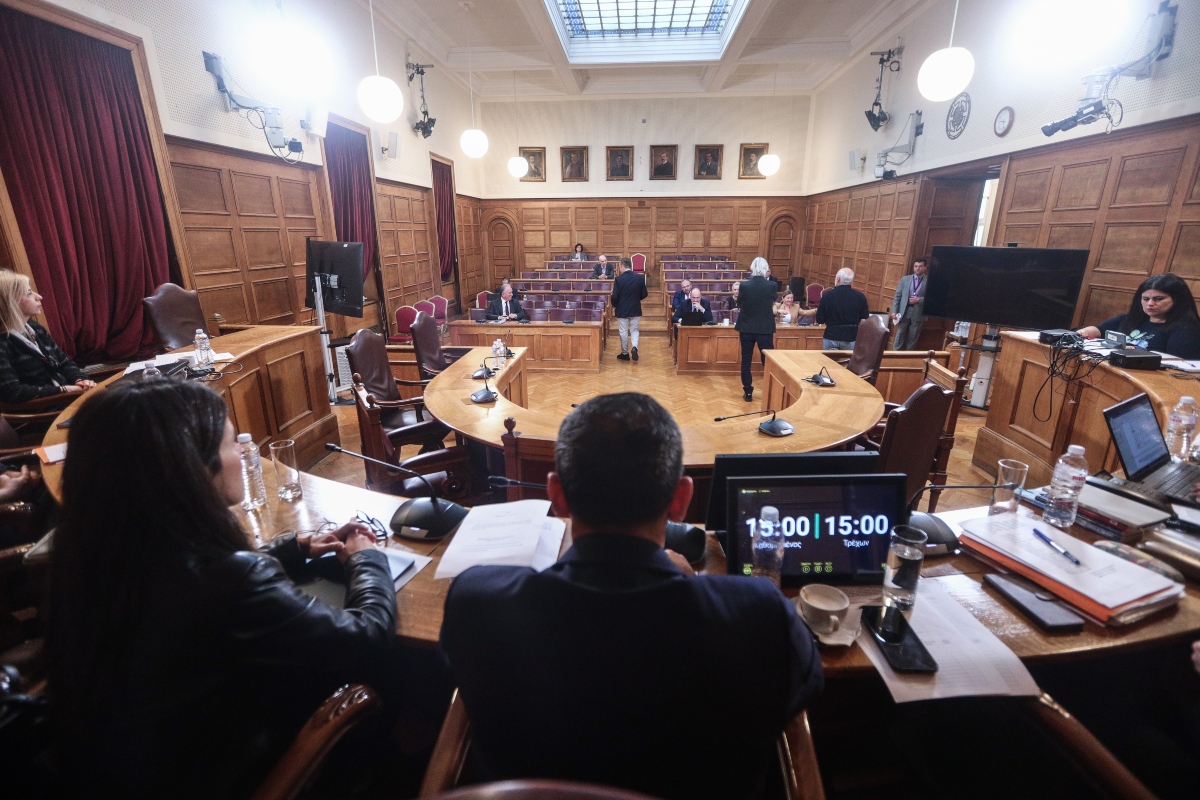 «Φραπέ, φουρτούνα και… κουμπαριές: Η Εξεταστική για τον ΟΠΕΚΕΠΕ στις πιο καυτές της μέρες»