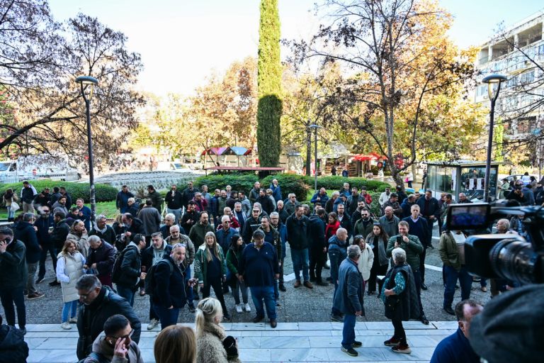 Ένταση στα δικαστήρια της Λάρισας για τους συλληφθέντες αγρότες
