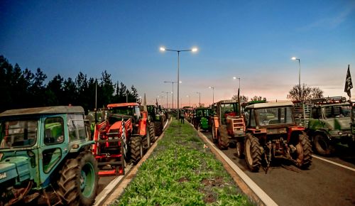 Αγρότες: «Ήρθαμε για να μείνουμε» – Φουντώνουν τα μπλόκα σε όλη τη Βόρεια Ελλάδα