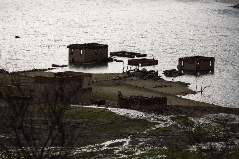 «Πνίγηκαν» τα χωράφια σε Τρίκαλα και Λάρισα – Οι αγρότες βλέπουν… λίμνη αντί για καλλιέργειες