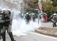 «Πάτα τον»: Η στιγμή που αγρότες κάνουν όπισθεν με τα τρακτέρ προς τους αστυνομικούς