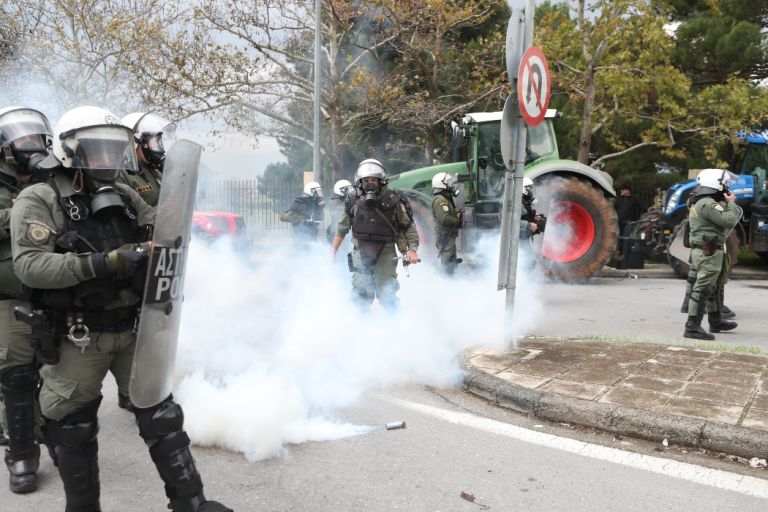 «Πάτα τον»: Η στιγμή που αγρότες κάνουν όπισθεν με τα τρακτέρ προς τους αστυνομικούς