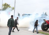 Ενισχύουν τα μπλόκα οι αγρότες – Ένταση στο αεροδρόμιο Μακεδονία, ρίψη χημικών και δακρυγόνων