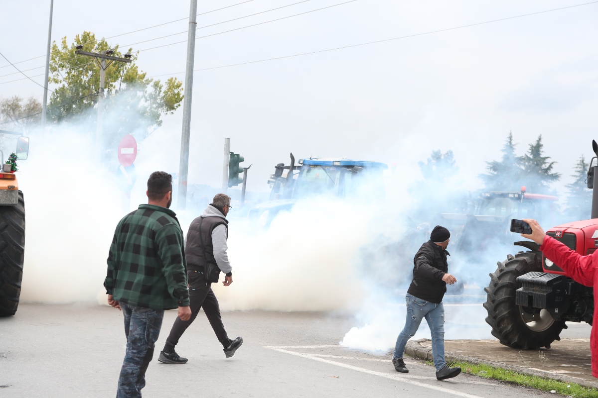 Ενισχύουν τα μπλόκα οι αγρότες – Ένταση στο αεροδρόμιο Μακεδονία, ρίψη χημικών και δακρυγόνων