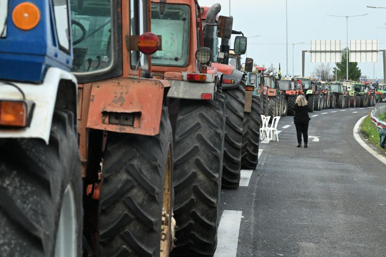 Αλεξανδρούπολη σε ομηρία: Αγρότες «σφραγίζουν» τα σύνορα, 1.000 φορτηγά εγκλωβισμένα στον Έβρο