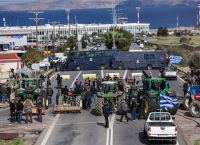 Στους δρόμους και στα λιμάνια οι αγρότες: Επεισόδια στο Ηράκλειο και μπλόκα σε εθνικές οδούς