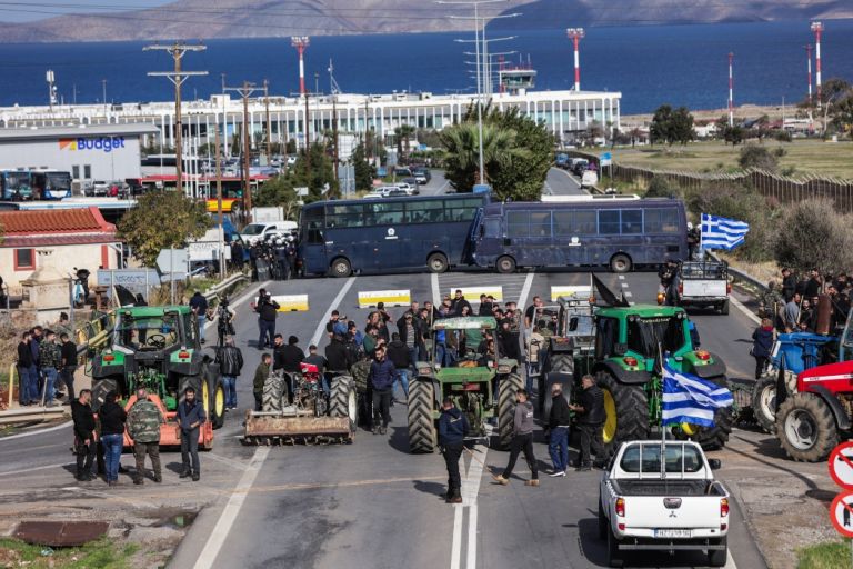Στους δρόμους και στα λιμάνια οι αγρότες: Επεισόδια στο Ηράκλειο και μπλόκα σε εθνικές οδούς
