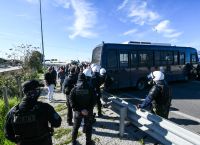 Ένταση και χημικά στη γέφυρα Ρίου-Αντιρρίου: Τα ΜΑΤ απαγορεύουν στους αγρότες να περάσουν