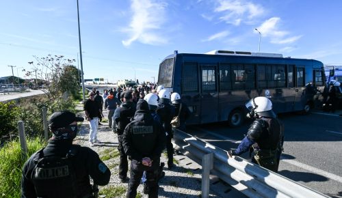 Ένταση και χημικά στη γέφυρα Ρίου-Αντιρρίου: Τα ΜΑΤ απαγορεύουν στους αγρότες να περάσουν
