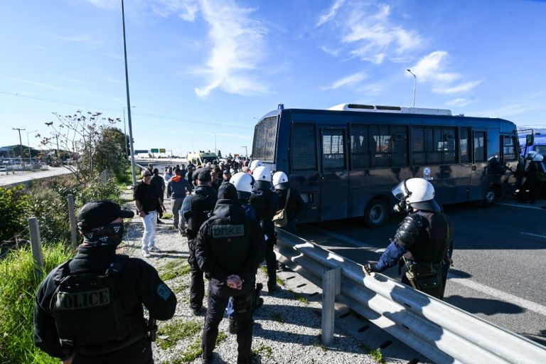 Ένταση και χημικά στη γέφυρα Ρίου-Αντιρρίου: Τα ΜΑΤ απαγορεύουν στους αγρότες να περάσουν