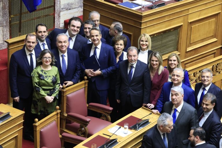 Βουλή: «Αγκαζέ» ΝΔ και πρώην «Σπαρτιάτες» υπερψήφισαν τον προϋπολογισμό για το 2026