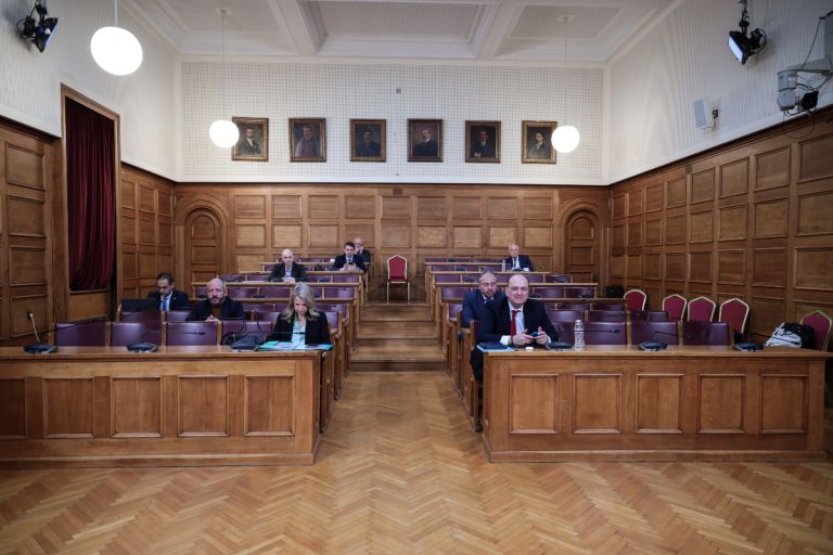 Νέα Αριστερά: Το Μαξίμου «ρίχνει μαύρο» στις εξεταστικές επιτροπές καταργώντας τη ζωντανή μετάδοση