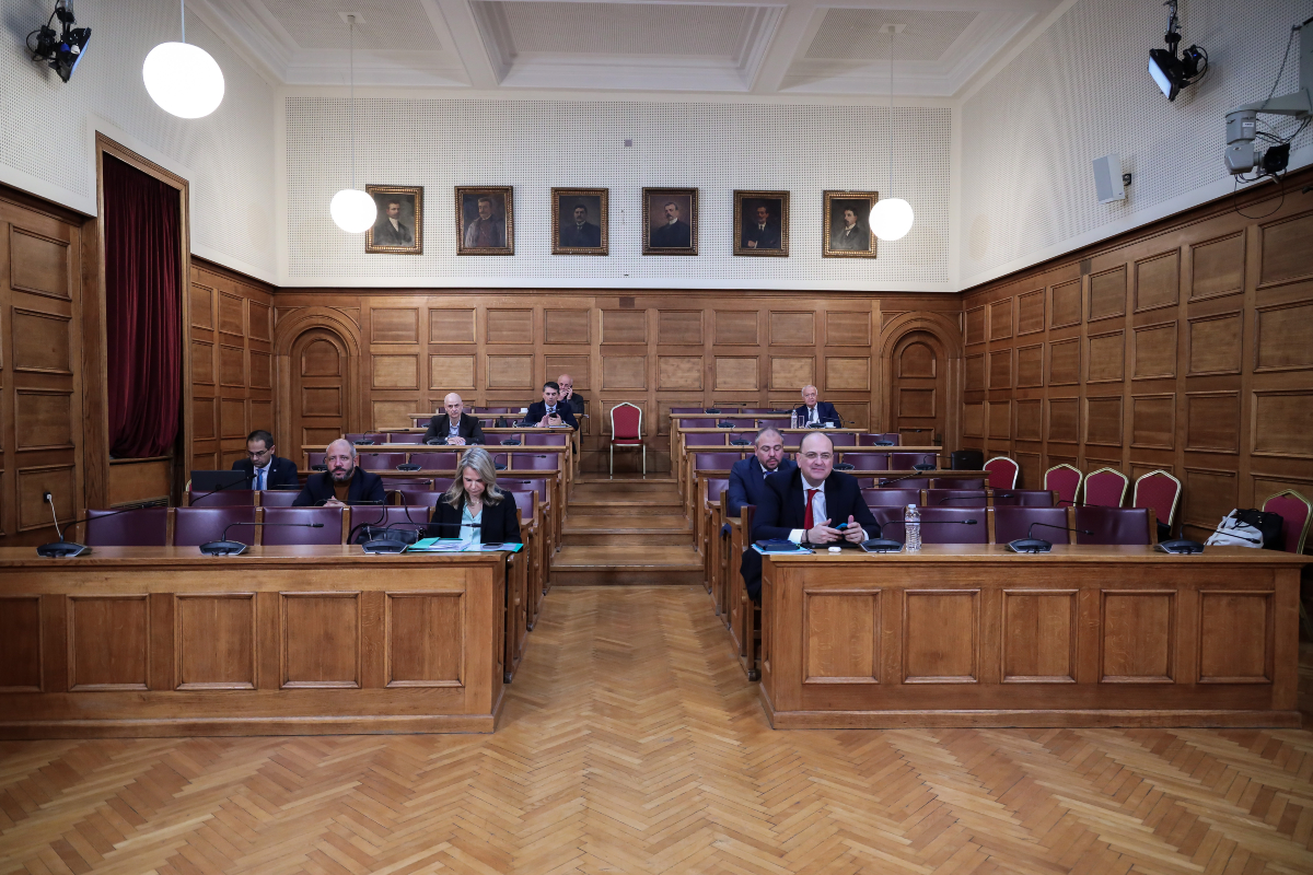 Νέα Αριστερά: Το Μαξίμου «ρίχνει μαύρο» στις εξεταστικές επιτροπές καταργώντας τη ζωντανή μετάδοση