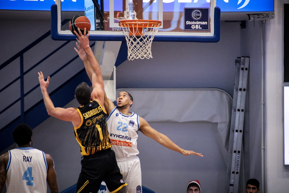 ΑΕΚ από ατσάλι: Έφυγε με μεγάλο «διπλό» 77-76 από τη Μύκονο