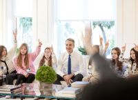 Μητσοτάκης: Συναντήθηκε με μαθήτριες και μαθητές του μειονοτικού Δημοτικού Σχολείου Πάχνης Ξάνθης