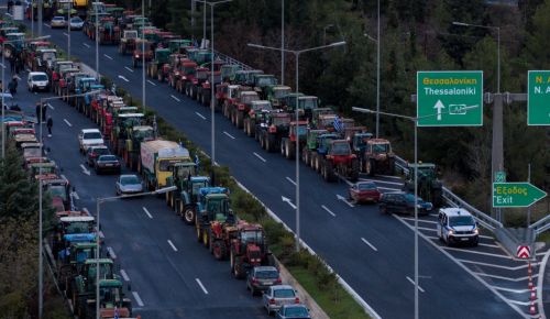 Αγρότες σε «πλήρη κινητοποίηση»: 4.000 τρακτέρ και κλειστές εθνικές οδοί πανελλαδικά