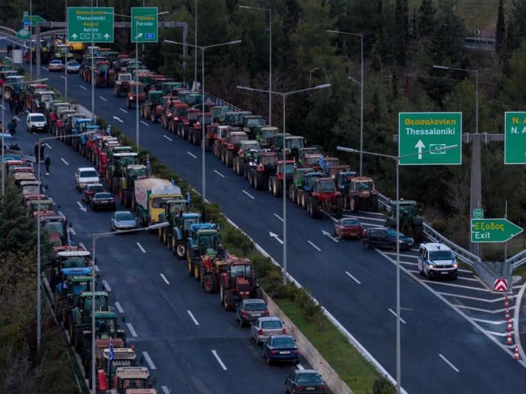 Αγρότες σε «πλήρη κινητοποίηση»: 4.000 τρακτέρ και κλειστές εθνικές οδοί πανελλαδικά