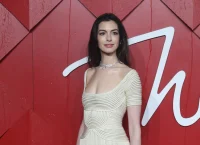 «ΟΔΥΣΣΕΙΑ»: Η Χάθαγουεϊ Πηνελόπη, ο Χόλαντ Τηλέμαχος και ο Πάτινσον… αδίστακτος Αντίνοος!