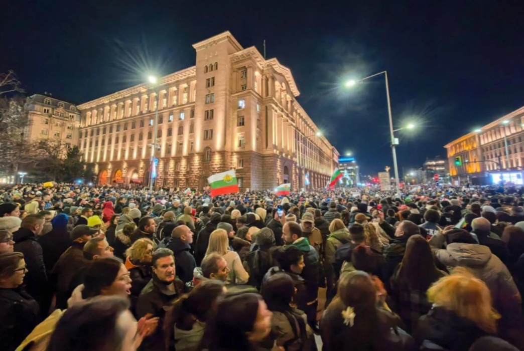 Βουλγαρία στο χείλος έκρηξης: Μαζικές διαδηλώσεις για διαφθορά και ευρώ συγκλονίζουν τη χώρα