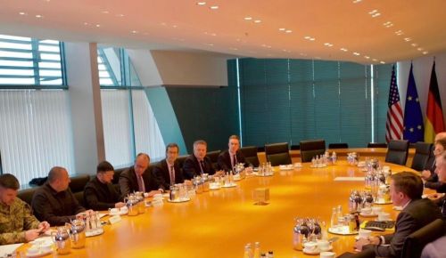 Διαπραγματεύσεις στο Βερολίνο: «Βήματα μπροστά» για εκεχειρία, ανοικτός σε υποχωρήσεις για το ΝΑΤΟ ο Ζελένσκι