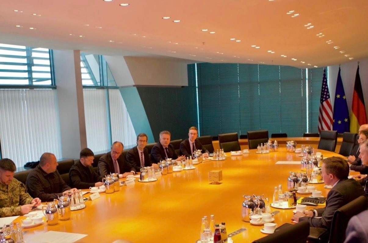 Διαπραγματεύσεις στο Βερολίνο: «Βήματα μπροστά» για εκεχειρία, ανοικτός σε υποχωρήσεις για το ΝΑΤΟ ο Ζελένσκι