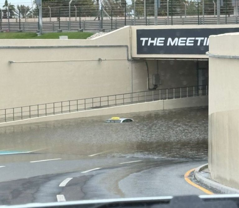 «Πνίγεται» το Ντουμπάι σε βιβλικές πλημμύρες: Δρόμοι ποτάμια, ακυρώσεις πτήσεων και τηλεργασία παντού!
