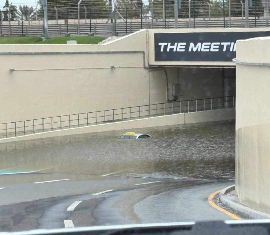 «Πνίγεται» το Ντουμπάι σε βιβλικές πλημμύρες: Δρόμοι ποτάμια, ακυρώσεις πτήσεων και τηλεργασία παντού!
