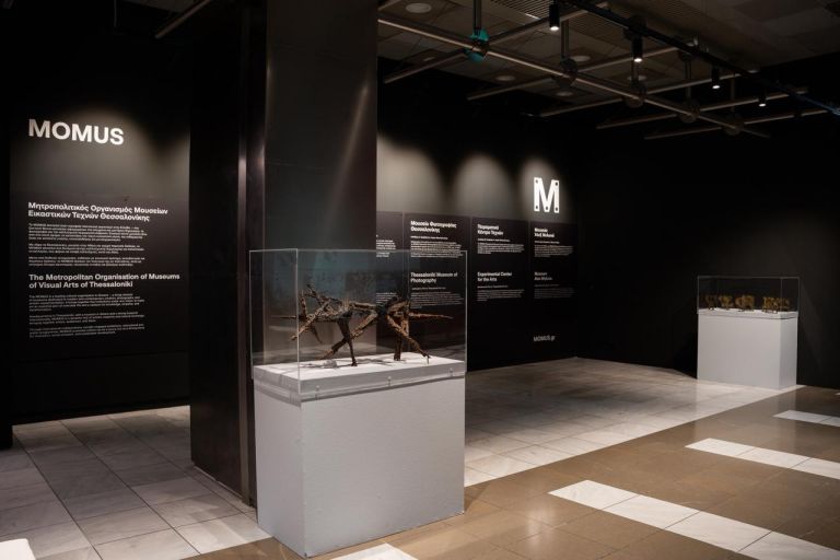Άνοιξε το MOMUS Air στο Αεροδρόμιο «Μακεδονία» – Μουσείο Σύγχρονης Τέχνης στις Αναχωρήσεις με Ελεύθερη Είσοδο