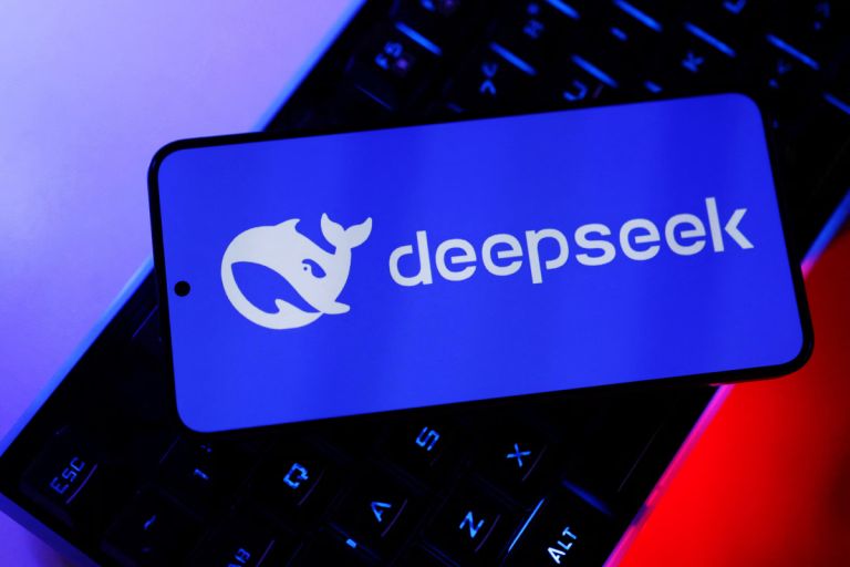 Η DeepSeek ξαναχτυπά: δύο νέα μοντέλα, μεγάλη αυτοπεποίθηση και πίεση σε Google–OpenAI