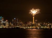 Πρωτοχρονιά στον κόσμο: Ο πλανήτης υποδέχεται το 2026 με πυροτεχνήματα και παγωμένες βουτιές