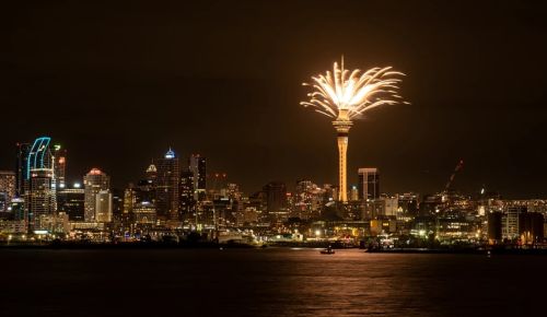 Πρωτοχρονιά στον κόσμο: Ο πλανήτης υποδέχεται το 2026 με πυροτεχνήματα και παγωμένες βουτιές