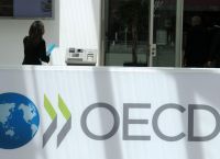 ΟΟΣΑ για Ελλάδα: Ανάπτυξη 2,2% το 2026, αλλά «καμπανάκι» για μισθούς και ανταγωνιστικότητα