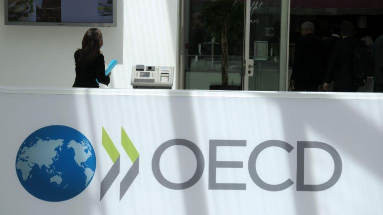 ΟΟΣΑ για Ελλάδα: Ανάπτυξη 2,2% το 2026, αλλά «καμπανάκι» για μισθούς και ανταγωνιστικότητα