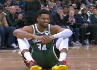 Παγωνιά στο Μιλγουόκι: Ο Γιάννης σωριάζεται στο παρκέ – Τι λέει η πρώτη διάγνωση των Μπακς