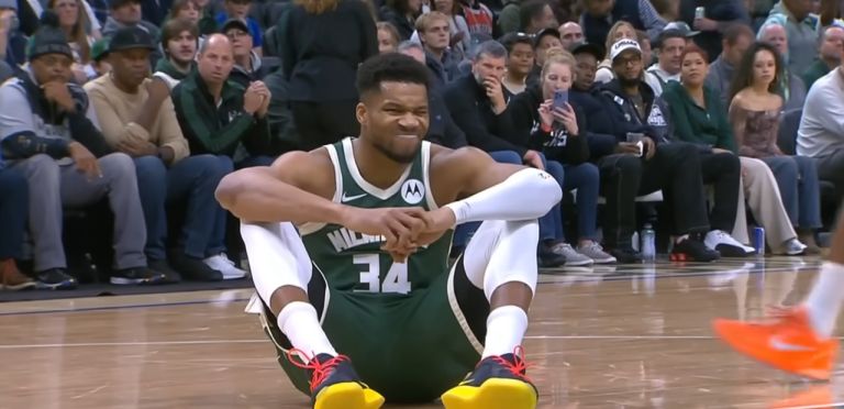 Παγωνιά στο Μιλγουόκι: Ο Γιάννης σωριάζεται στο παρκέ – Τι λέει η πρώτη διάγνωση των Μπακς