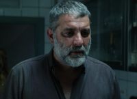 «Σπασμένη Φλέβα»: Ο Μπισμπίκης βουτάει στην απόλυτη κόλαση χωρίς κάθαρση