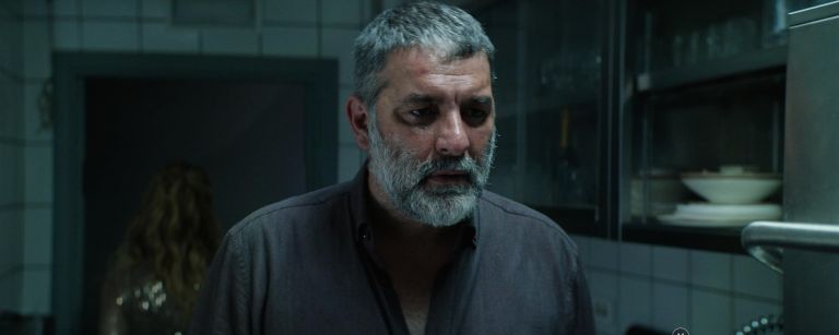 «Σπασμένη Φλέβα»: Ο Μπισμπίκης βουτάει στην απόλυτη κόλαση χωρίς κάθαρση