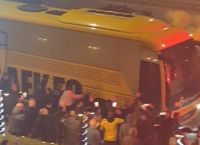 Θερμή «αγκαλιά» στο Αγρίνιο: Χιλιάδες οπαδοί της ΑΕΚ υποδέχθηκαν σαν ήρωες την αποστολή της Ένωσης!