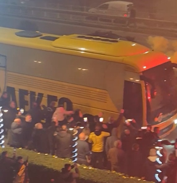 Θερμή «αγκαλιά» στο Αγρίνιο: Χιλιάδες οπαδοί της ΑΕΚ υποδέχθηκαν σαν ήρωες την αποστολή της Ένωσης!