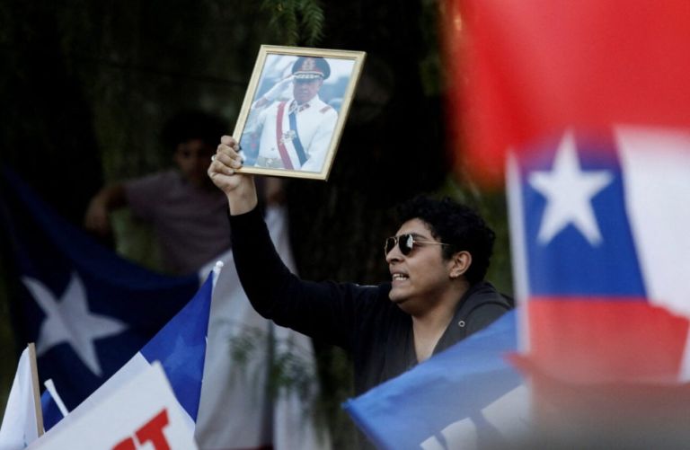 Χιλή: Ο Ακροδεξιός Καστ Πρόεδρος – Επιστροφή στα Σκοτάδια Πινοσέτ με Πορτρέτα Δικτάτορα στους Δρόμους!