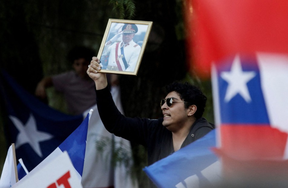 Χιλή: Ο Ακροδεξιός Καστ Πρόεδρος – Επιστροφή στα Σκοτάδια Πινοσέτ με Πορτρέτα Δικτάτορα στους Δρόμους!