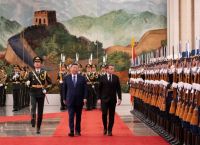 Μακρόν: «Επανεξετάστε σχέσεις με Κίνα αλλιώς προστατευτισμός και σύγκρουση!»