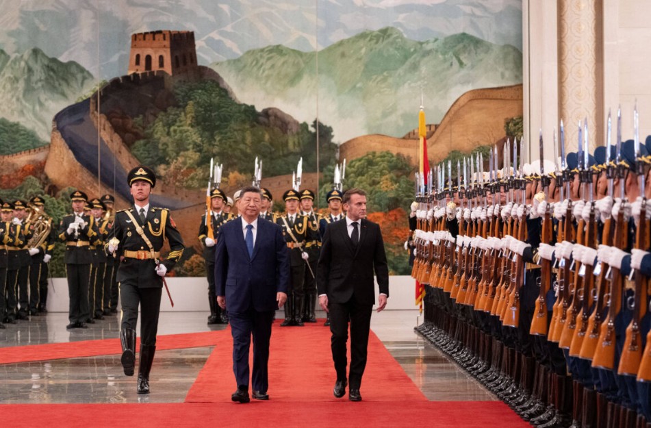 Μακρόν: «Επανεξετάστε σχέσεις με Κίνα αλλιώς προστατευτισμός και σύγκρουση!»