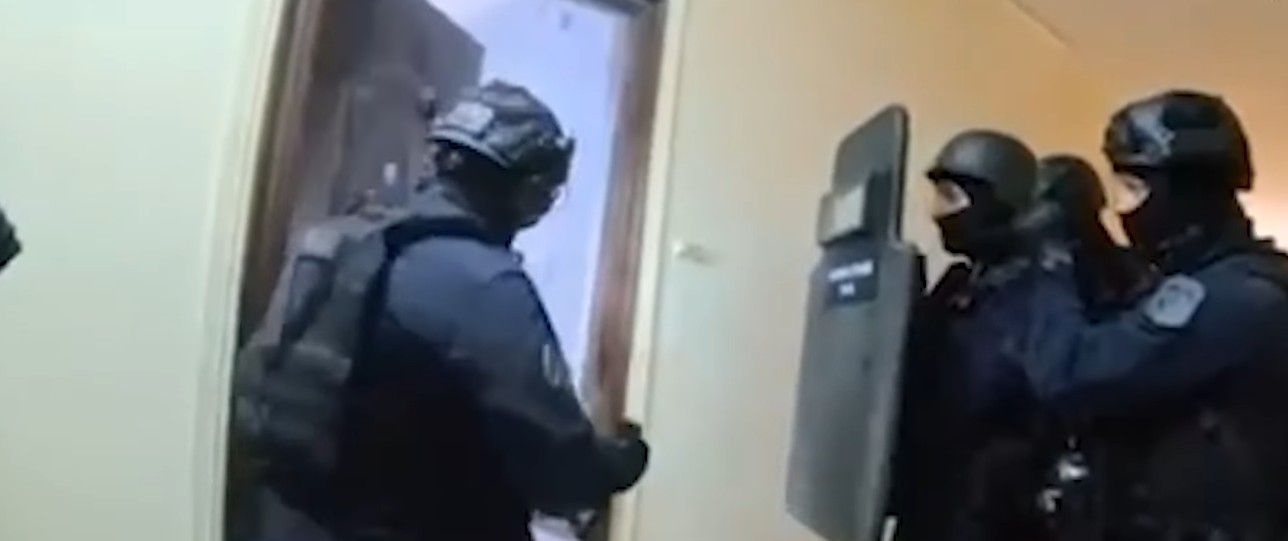 Αττική: Κύκλωμα ναρκωτικών με ανήλικους στα σχολεία – 12 συλλήψεις, βασανιστήρια και αυστηρή «πειθαρχία»!