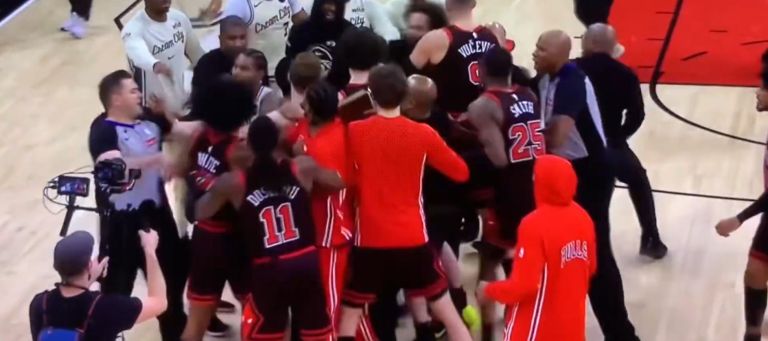 NBA: Ο διάλογος έντασης Γιάννη – Βούτσεβιτς μετά το κάρφωμα του Greek Freak