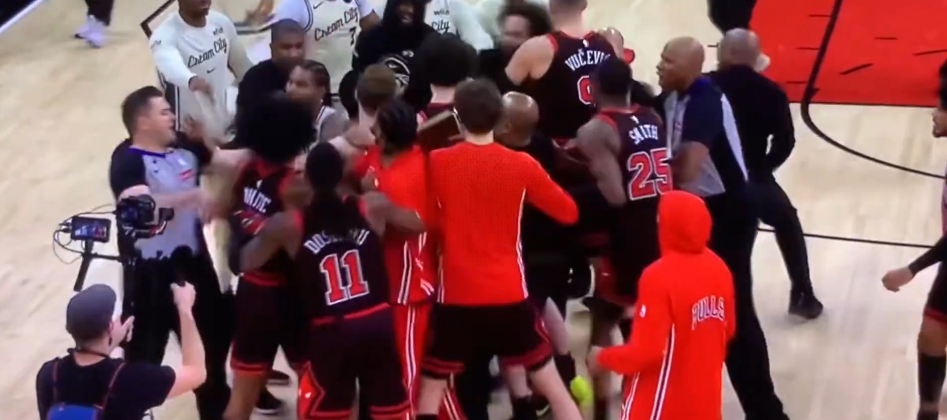 NBA: Ο διάλογος έντασης Γιάννη – Βούτσεβιτς μετά το κάρφωμα του Greek Freak