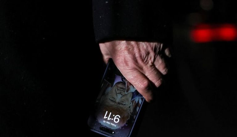 Αναβάλλεται ξανά το «χρυσό» smartphone του Τραμπ