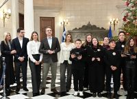 Ο Μητσοτάκης άκουσε τα κάλαντα των Χριστουγέννων από το Μουσικό Σχολείο Αλίμου στο Μαξίμου