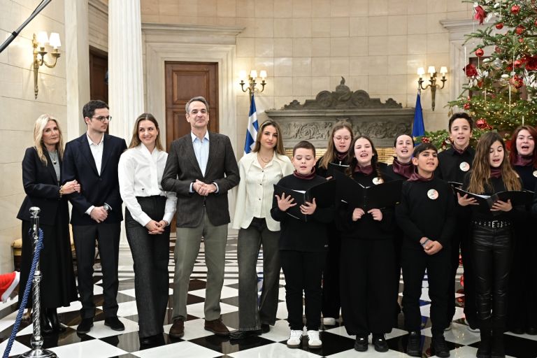 Ο Μητσοτάκης άκουσε τα κάλαντα των Χριστουγέννων από το Μουσικό Σχολείο Αλίμου στο Μαξίμου